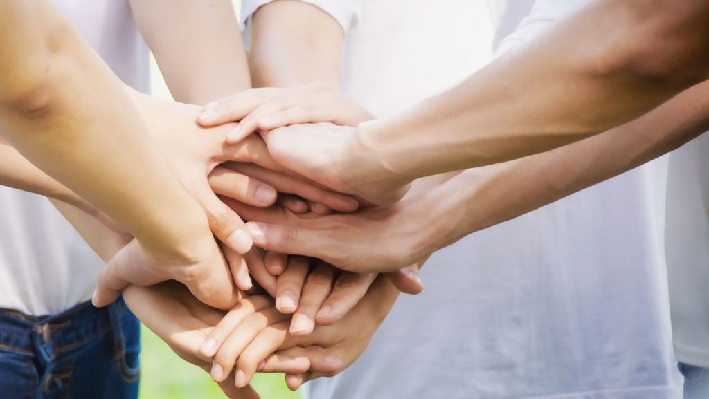 Unión de manos de nuestro equipo de trabajo en Airö Grupo Funerario